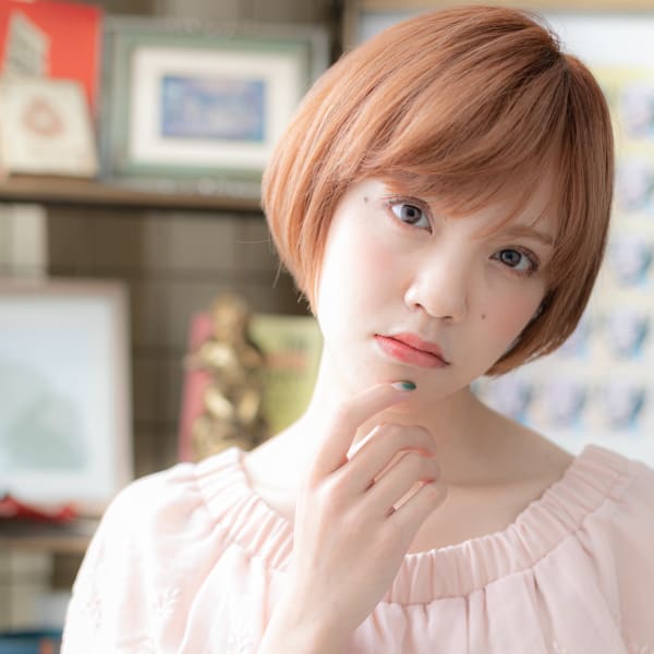 ピンクカラーが大人かわいい前下がりミニボブ　小顔補正立体カッ