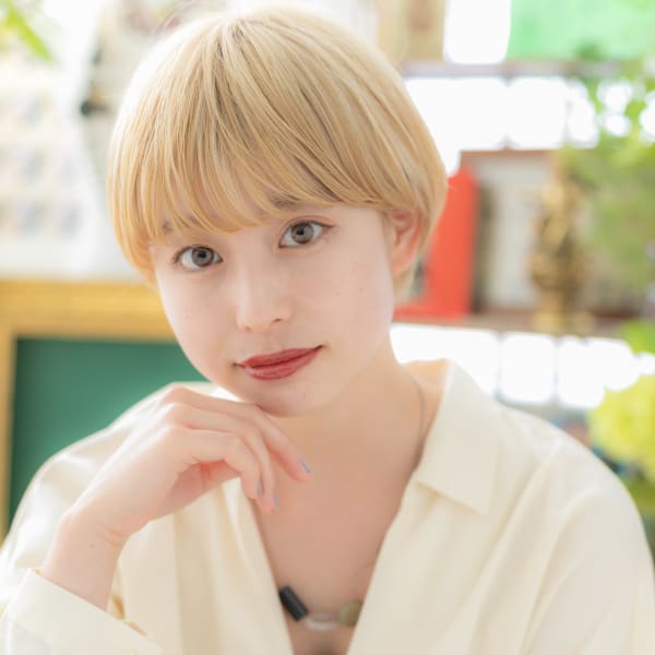 ハイトーンカラーで外国人風ショートマッシュ　パールホワイト