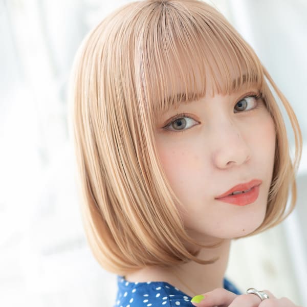 外国人風ハイトーンカラー前下がり大人ボブ ヘーゼルベージュ