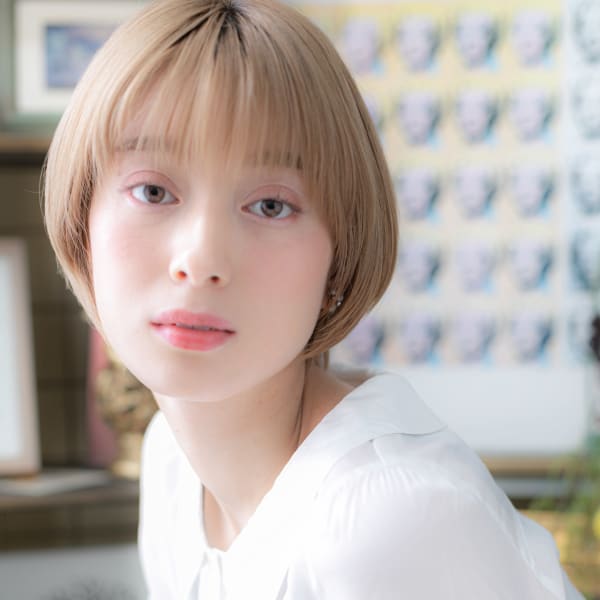 シースルーバング大人ハイライトマッシュボブ　パールホワイト