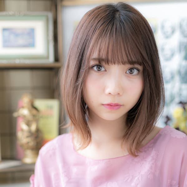 シースルーバング大人ハイライト外ハネミディ　ニュアンスカラー