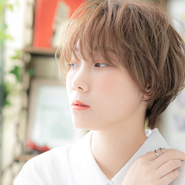 くせ毛風ゆるふわカールショートマッシュヘア　ハイライトカラー