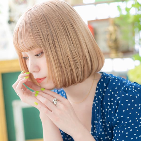 外国人風ハイトーンカラー前下がり大人ボブ パールホワイト