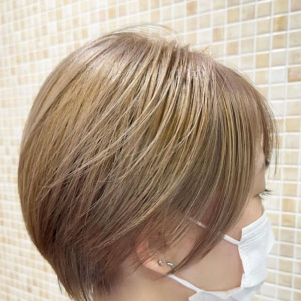 ベージュカラー×ショートボブ