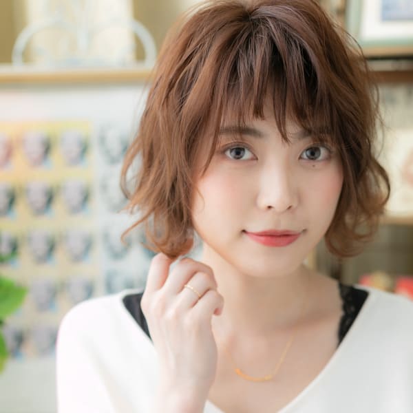 前下がり＆ハイライトくせ毛風エアリーミディ　こなれヘア