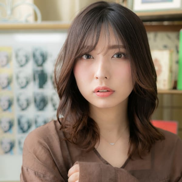 透け感センターパート外国人風大人ハイライト こなれヘア