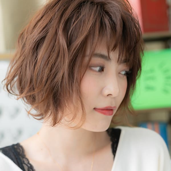 前下がり＆ハイライトくせ毛風エアリーミディ　カシスブラウン