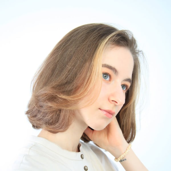 前下がりボブ　前下がりショート  ハイライト 大人ボブ