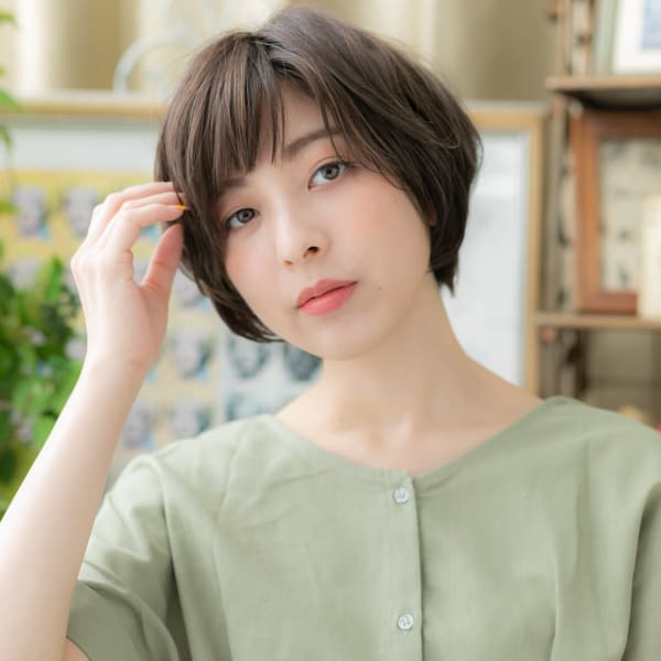 黒髪斜めバング大人かわいいショートマッシュ　グレージュカラー