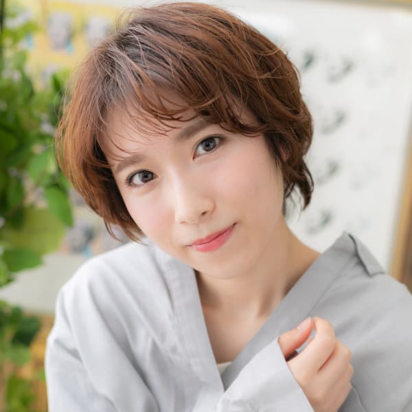 外国人風シースルーバングマッシュショート　ニュアンスカラー