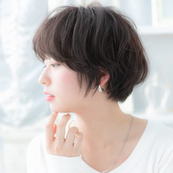 大人かわいいくせ毛風黒髪小顔ボブショート グレイアッシュ