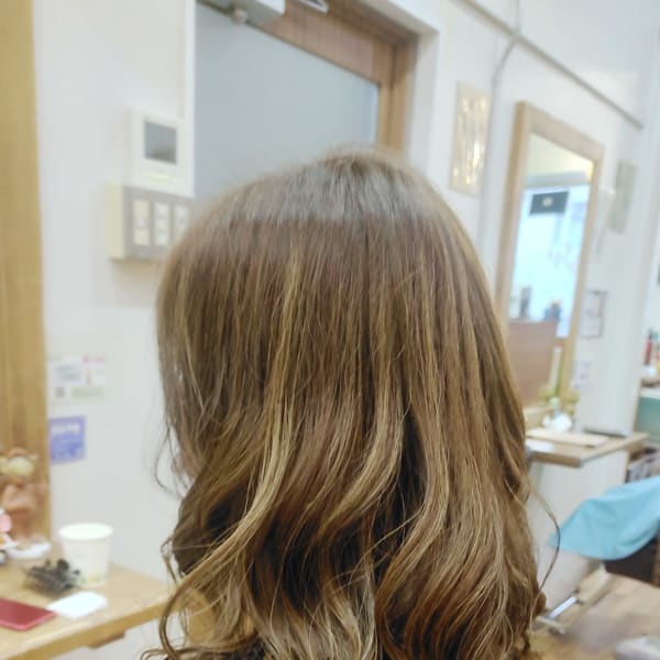 ハイライト効果で白髪もなじむカラー☆