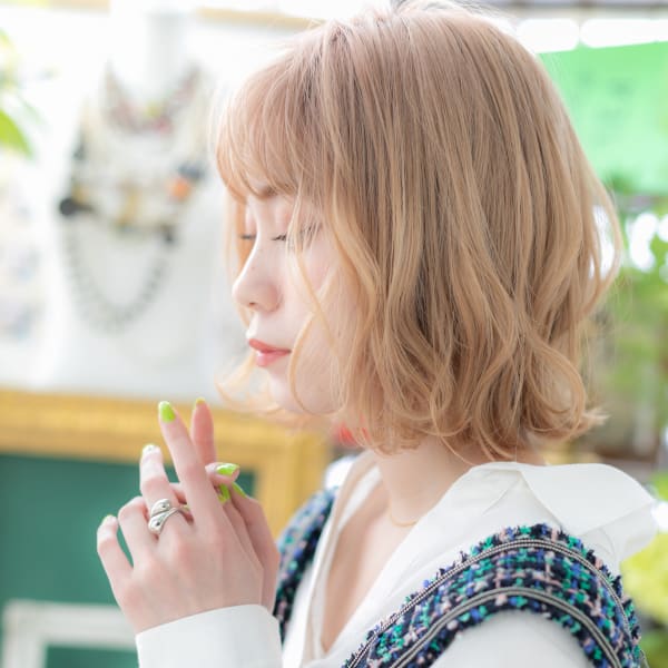 韓国風大人ハイライト透け感外ハネカールボブ　ボブショート