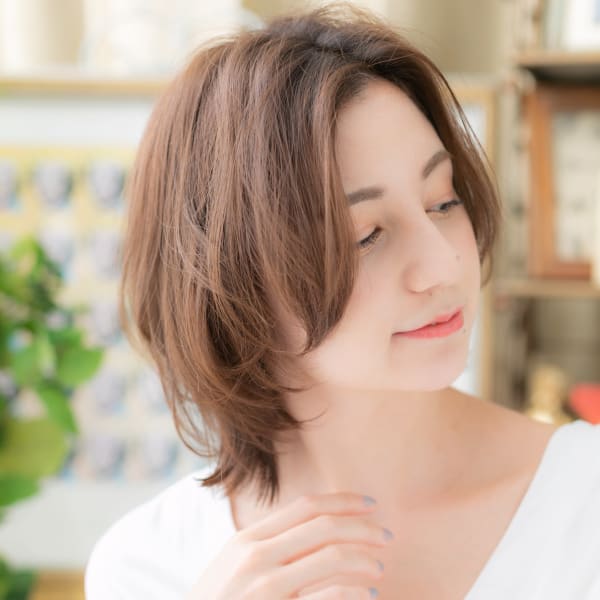 センターパートくせ毛風前下がりボブウルフ かきあげバング