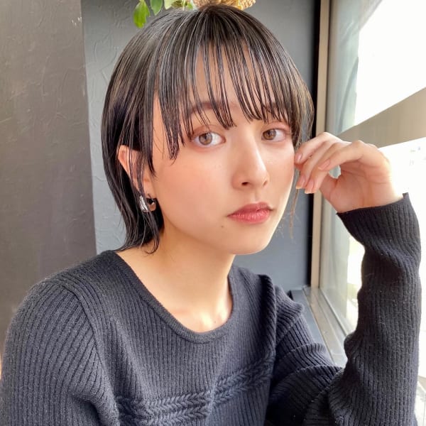 囲み目バングの暗髪ボブ