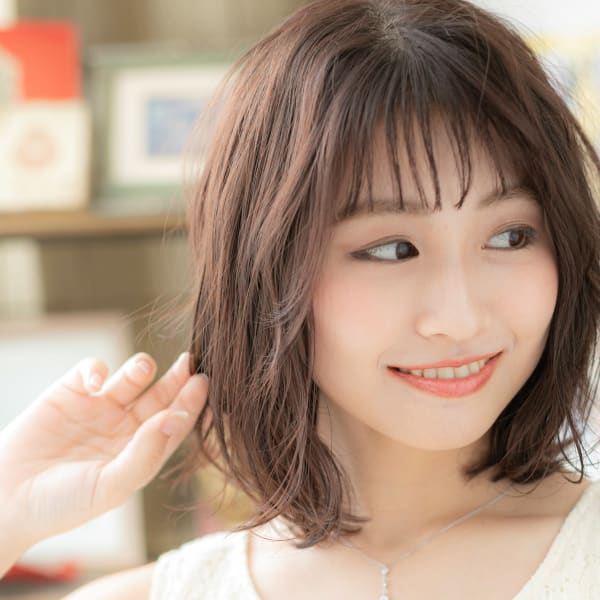 くせ毛風シースルー前髪小顔エアリーミディ ハーブカラー