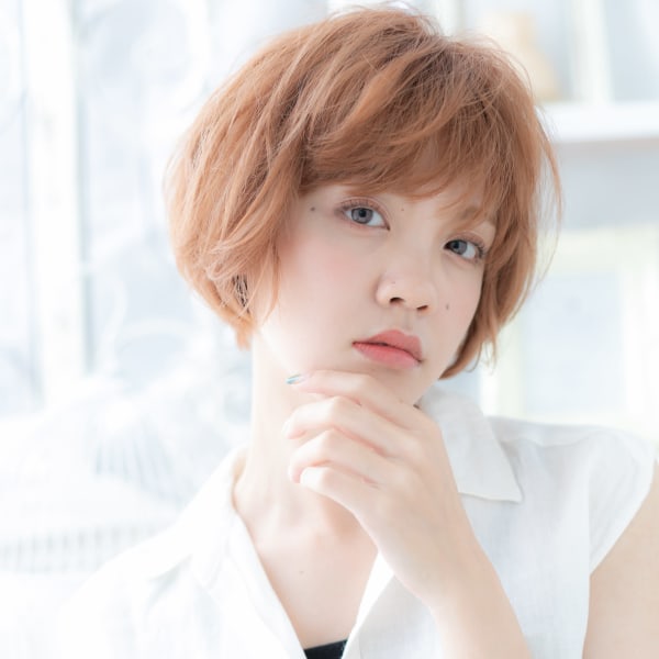 外国人風マロンベージュくせ毛風ボブショート　ハイライトカラー