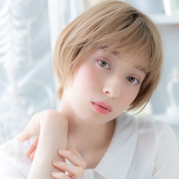 シースルー前髪大人ハイライトマッシュボブ　オン眉ショート