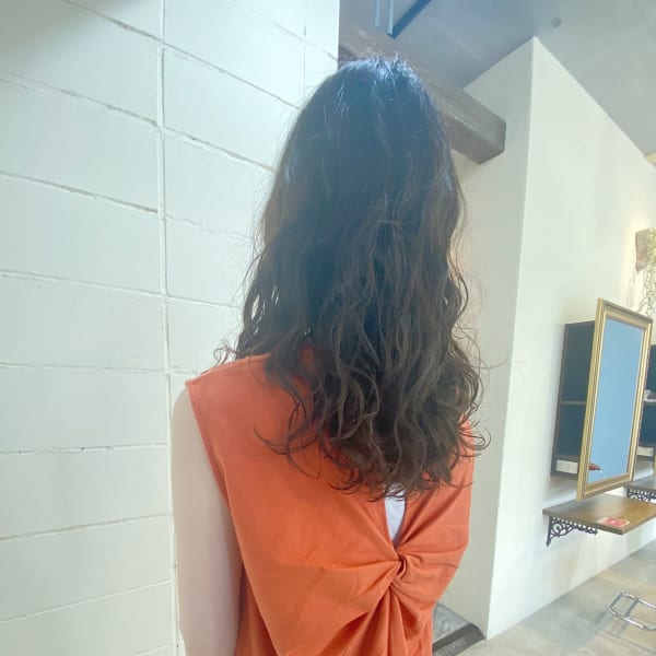 酸性の薬剤を使用したデジタルパーマ。