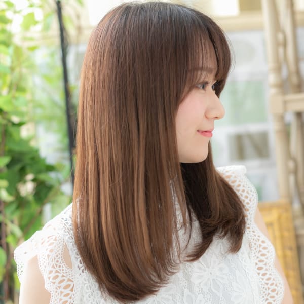 斜めバングが大人かわいい小顔ロングレイヤー　メルトカラー
