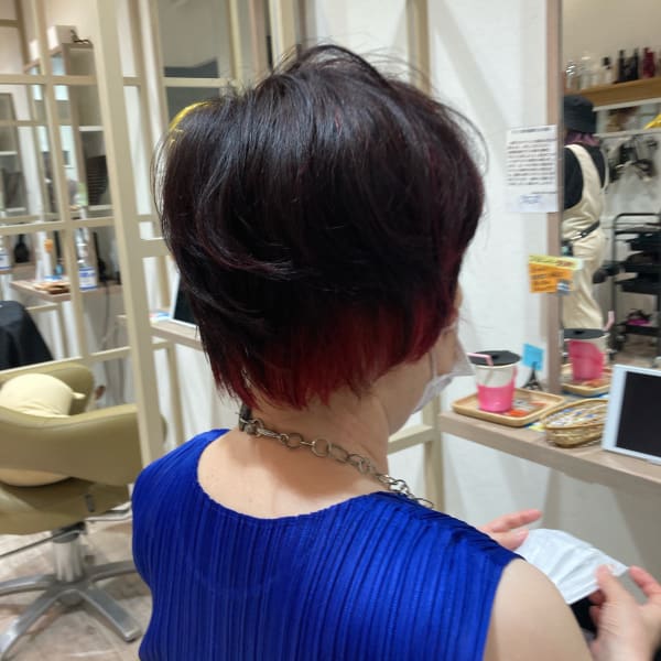 イヤリングカラー&インナーカラーで個性を出す50代ショート