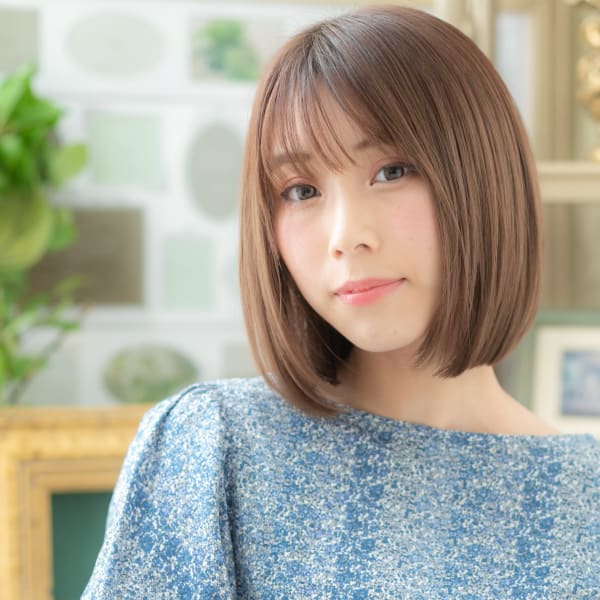 大人かわいいインナーカラー小顔前下がりボブ　ロブヘア