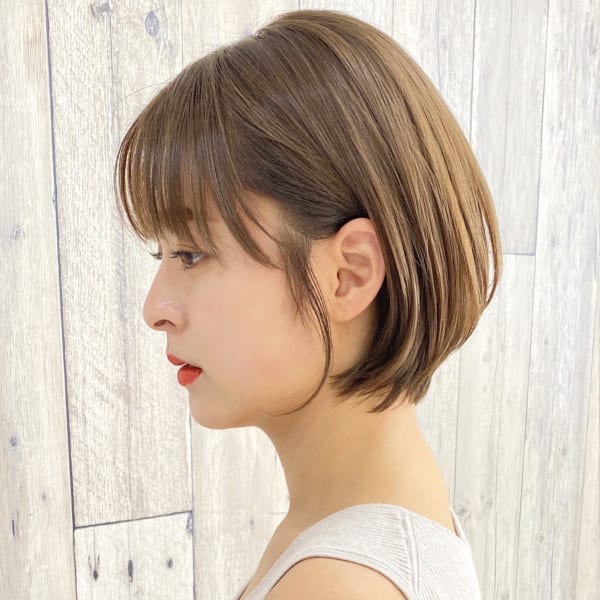大人可愛い耳掛け前下がりショートボブ