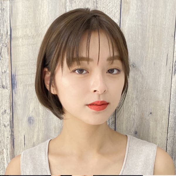 大人可愛い耳掛け前下がりショートボブ