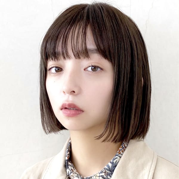 黒髪前下がり耳かけ小顔ボブ丸みワンレンボブ