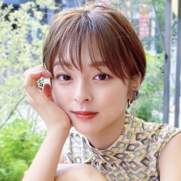 大人可愛い耳かけ前下がり暗髪ショートボブ