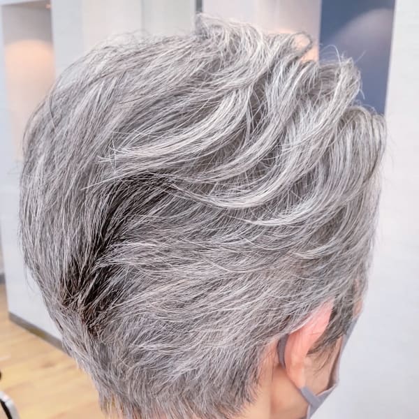 手ぐしでも仕上げられるエレガンスなサイドリーゼント