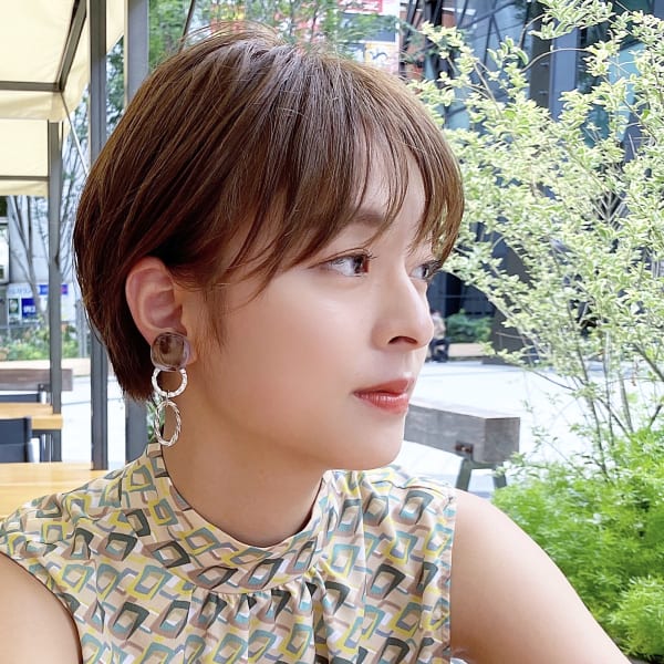 大人可愛い耳かけ前下がり暗髪ショートボブ|florita