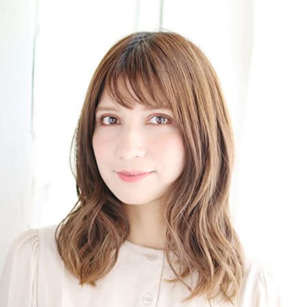 厚めバングのゆるミックスカール|越谷レイクタウン美容院 髪質改善 個室美容室 suavis salon HANARE