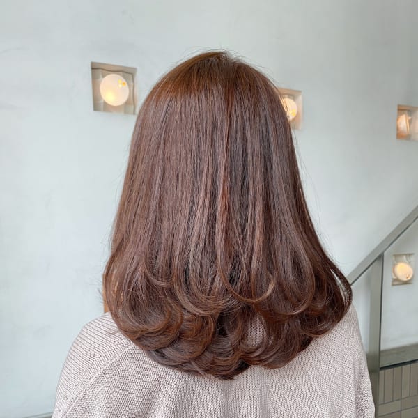 ピンクベージュ×ミディアムレイヤースタイル