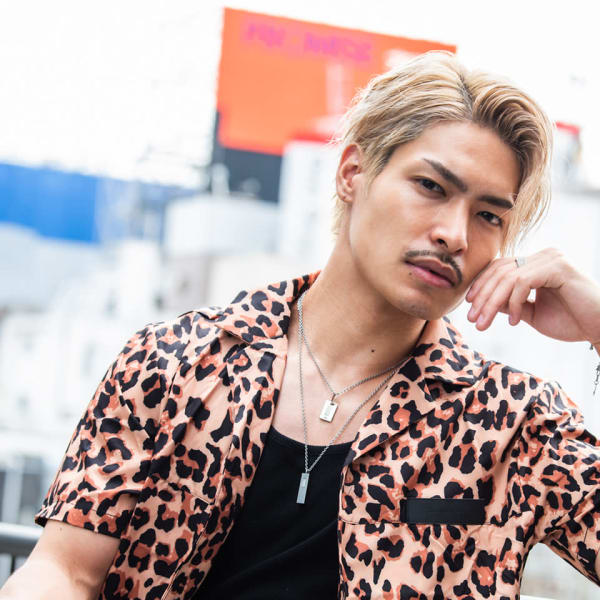 主役になれるダブルカラー×サイドパートアップバング