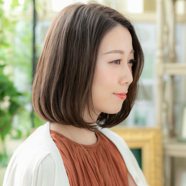 モノトーングレージュ黒髪小顔前下がりボブ　マロンベージュ　