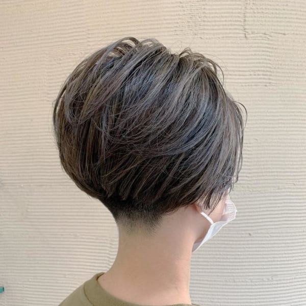 刈り上げショートスタイル　アッシュグレーカラー