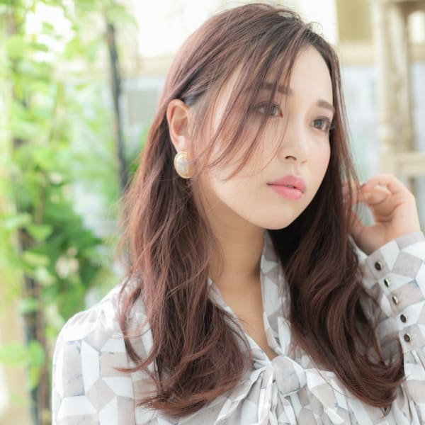 大人かわいいセンターパートアッシュピンク　艶カラー