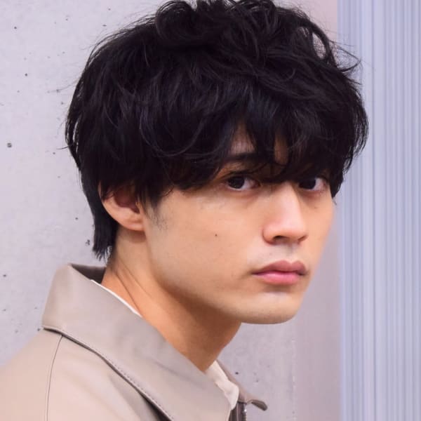 黒髪　S字カールの無造作パーマ　ツーブロック　重ため軽め|GUZZLE 原宿店