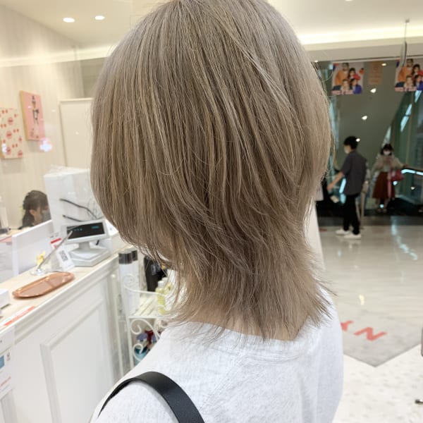 ミディアムウルフ×ホワイトベージュカラー☆