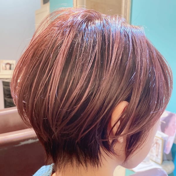 プラチナピンクカラー40代白髪ぼかし大人のショートボブ