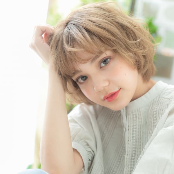 ハイトーンカラー小顔くせ毛風マッシュウルフ　パーマボブ