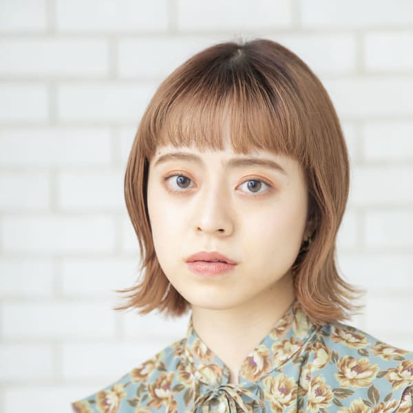 オン眉外ハネミディアムボブ