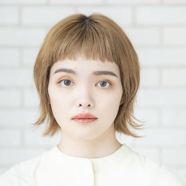 オン眉ハイトーンボブ