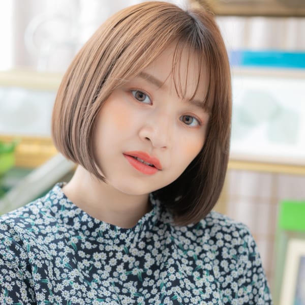 暖色系カラー透けバング前下がりぷつっとボブ　ぶつ切りボブ