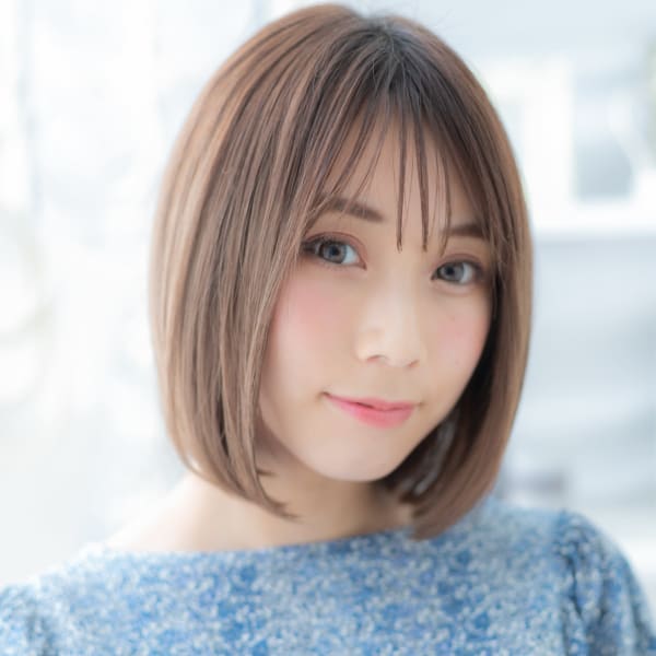 大人かわいいインナーカラー小顔前下がりボブ　うる艶髪