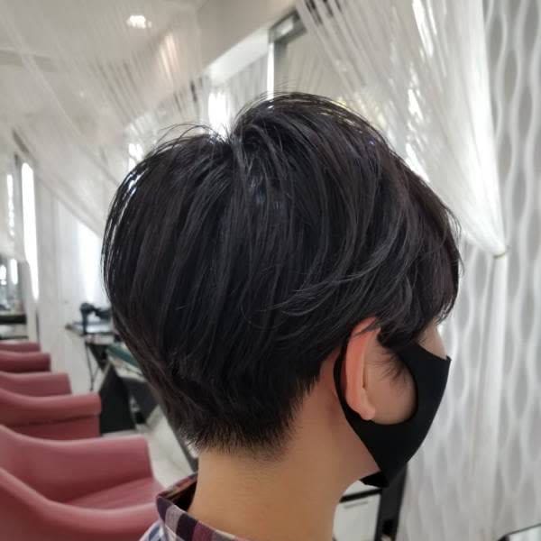 小顔/刈上げ/ショート/グラデーション/黒髪/丸み/30代