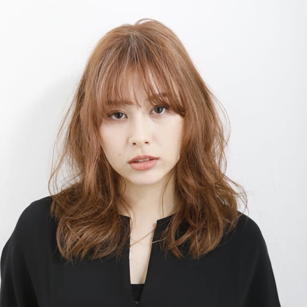 大人らしさの中に可愛さが見え隠れするロングスタイル。