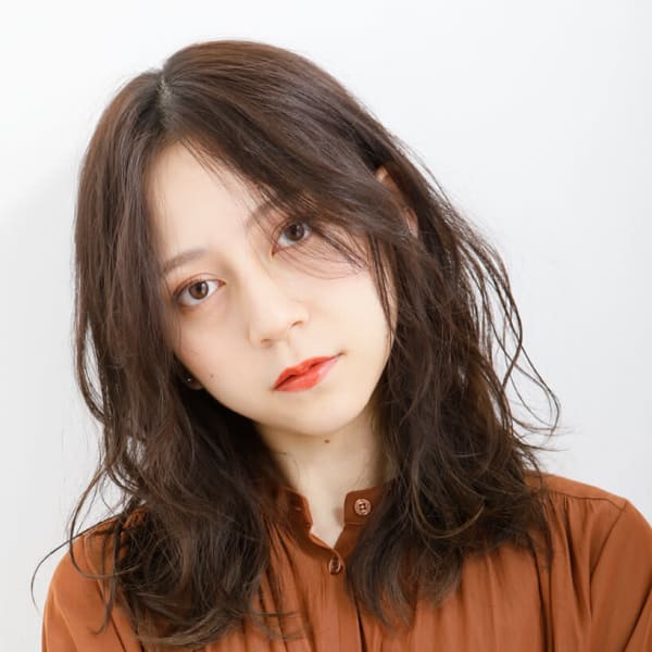 落ち着いた印象のフェミニンロング。