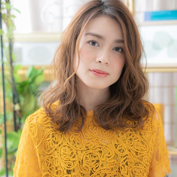 暖色系カラーくせ毛風大人巻きエアリーミディ アンニュイヘア
